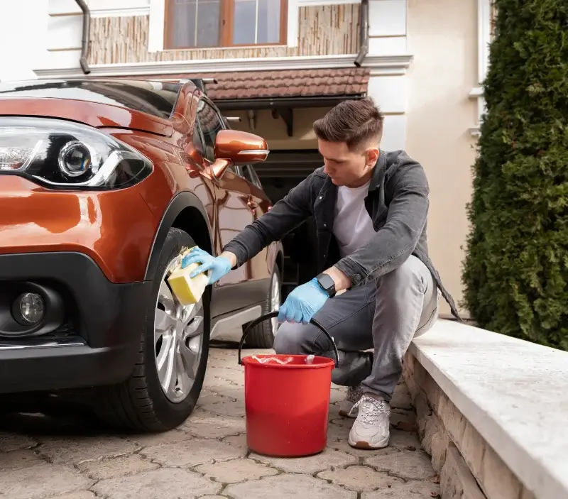 Lavage auto à domicile Plougasnou : professionnel intervenant sur un véhicule
